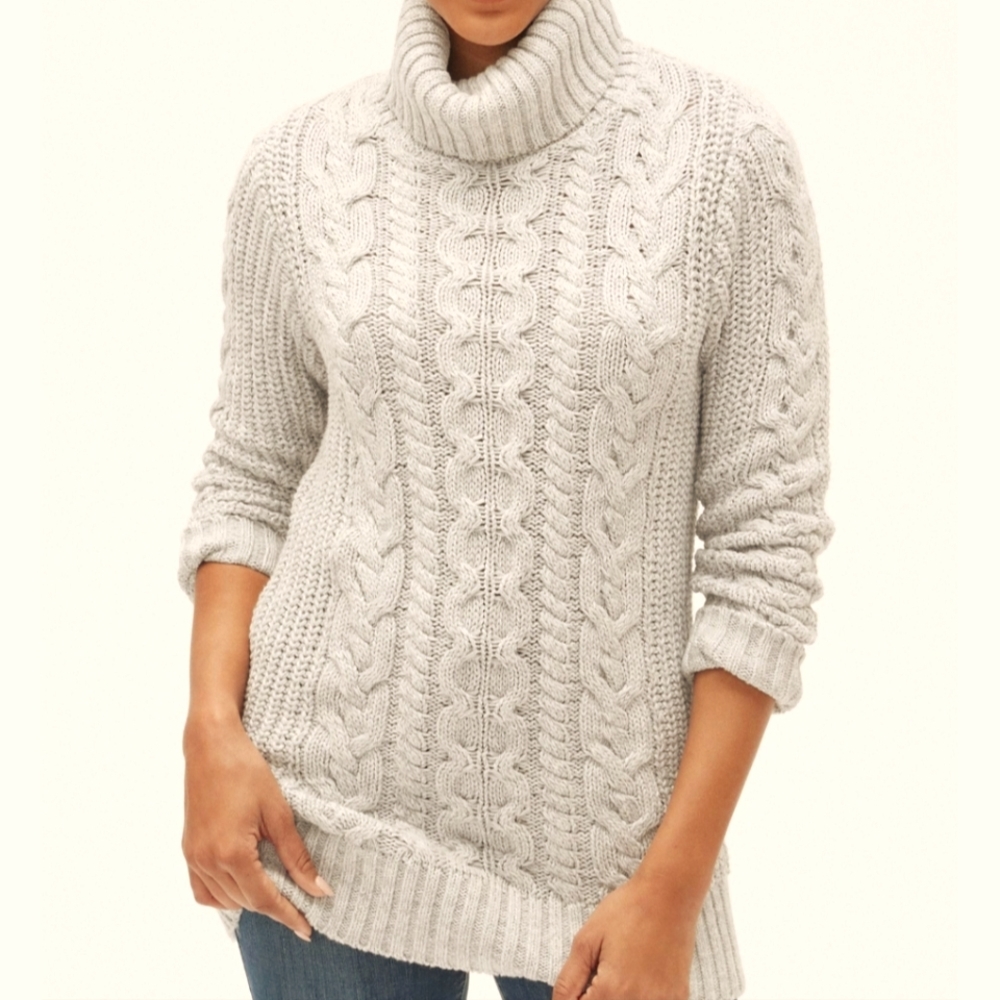 SIZE XS. GAP Cable knit sweater.